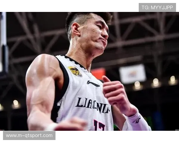 哈师大男篮场边为女队助威，客场比赛创造-主场优势-